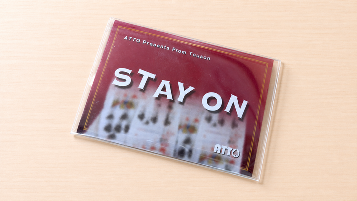STAY ON（ステイ・オン）by とうそん～ATTOの最新作！サインカードがユニークな方法で露わに！～