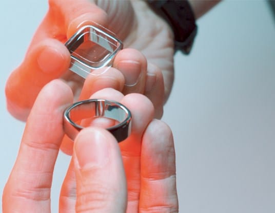 アンビ・リング（Ambi Ring Black/Silver by Patrick Kun）～錯視作品を指輪化！鏡に映すと形状が異なる！？～